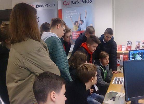 Uczniowie z 8c odwiedzili oddział  Banku  Pekao S.A.  w Lęborku grafika