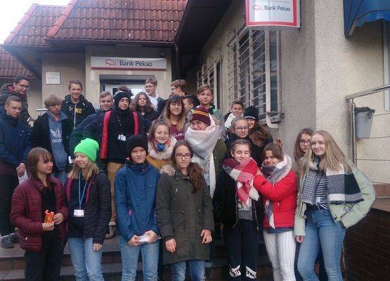 Uczniowie z 8c odwiedzili oddział  Banku  Pekao S.A.  w Lęborku grafika