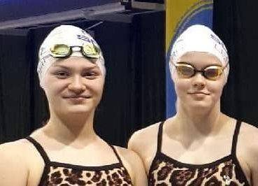 Weronika i Hania w krajowej czołówce juniorek w pływaniu grafika