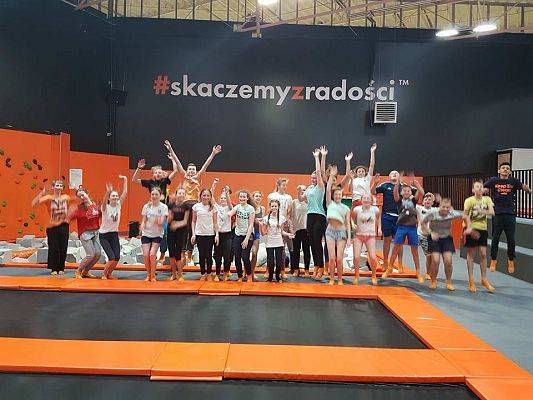 Salta, przewroty, podskoki, czyli 7b w Jump City