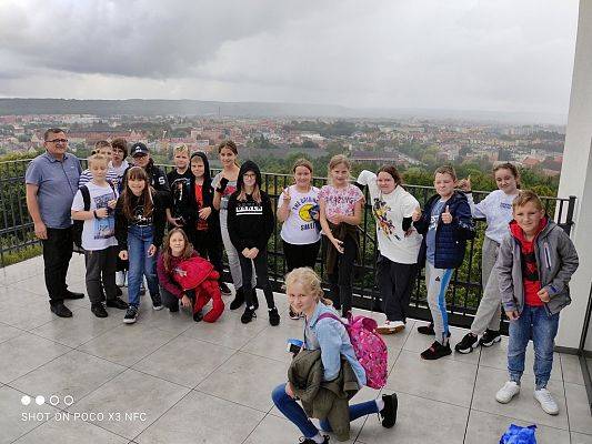 Klasy piąte na lekcji plastyki w muzeum i …