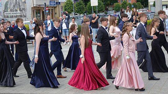 Elegancja, taniec i... wygodne buty w plecaku!