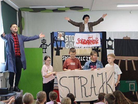 Podróż do czasów PRL – „Historia Wiktorii i Franka”